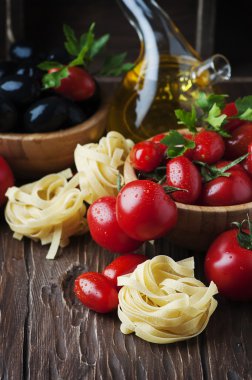 İtalyan spagetti domates ve zeytin