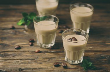 Soğuk krem kahve ve nane ile