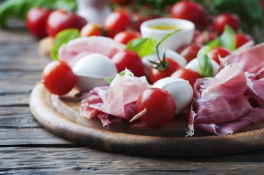 Taze prosciutto fesleğen ve mozzarella ile