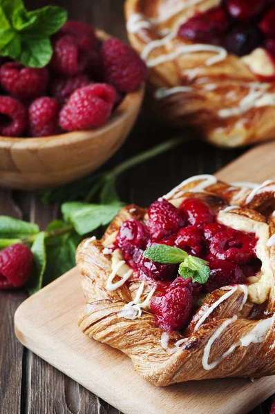 Pasteles caseros dulces con bayas frescas — Foto de Stock