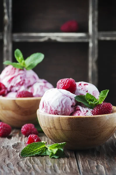 アイスクリーム予測に基づくラズベリーとミントの香り — ストック写真