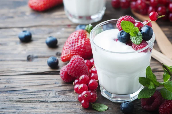 Здорові йогурти з сумішшю ягід — стокове фото