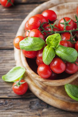 Olgun domates ve fesleğen