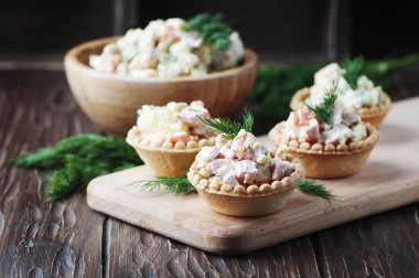 Lezzetli salata Olivier tartlets