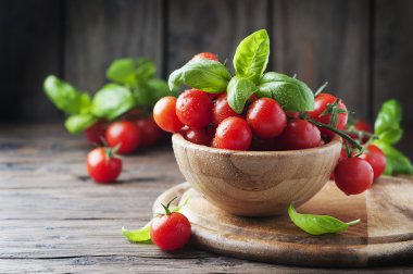 Olgun domates ve fesleğen