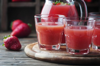 Tatlı taze çilek suyu