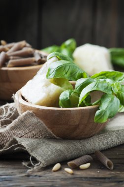 Fesleğen ve peynirli makarna için malzemeler