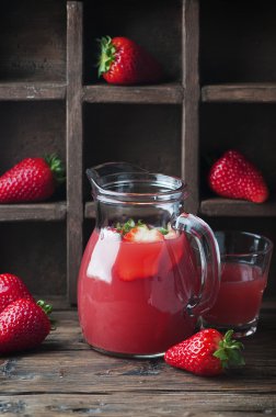 Tatlı taze çilek suyu