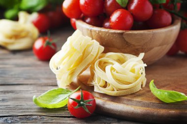 domates ve fesleğen ile makarna