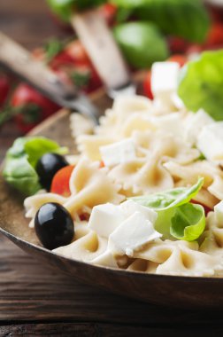 İtalyan makarna ve mozzarella salatası