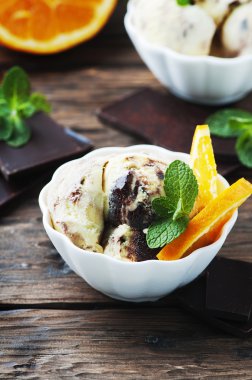 Dondurma turuncu ve çikolata ile