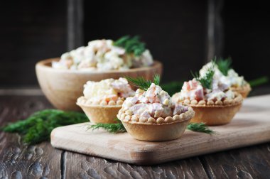 Lezzetli salata Olivier tartlets
