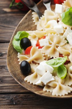 İtalyan makarna ve mozzarella salatası