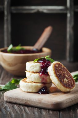 Ahududu reçeli ile süzme peynirli gözleme