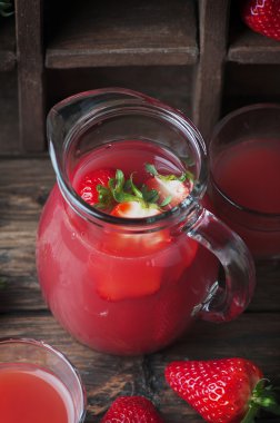 Tatlı lezzetli çilek suyu