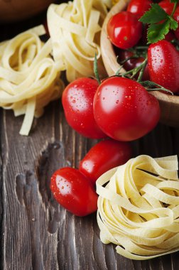 İtalyan spagetti olgun domates ile