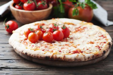 İtalyan ev yapımı pizza margherita