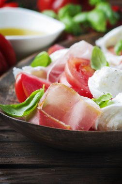 İtalyan salatası caprese 