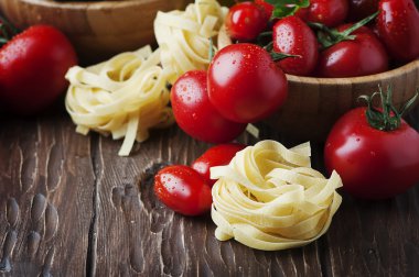 İtalyan spagetti olgun domates ile