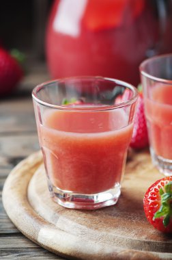 Tatlı çilek suyu 