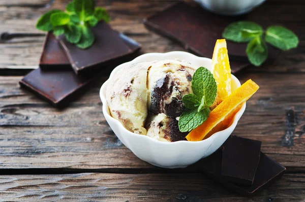 Dondurma turuncu ve çikolata ile 