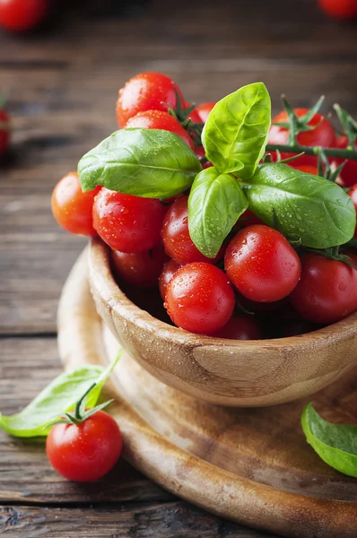 Здорові харчові помідори та базилік — стокове фото