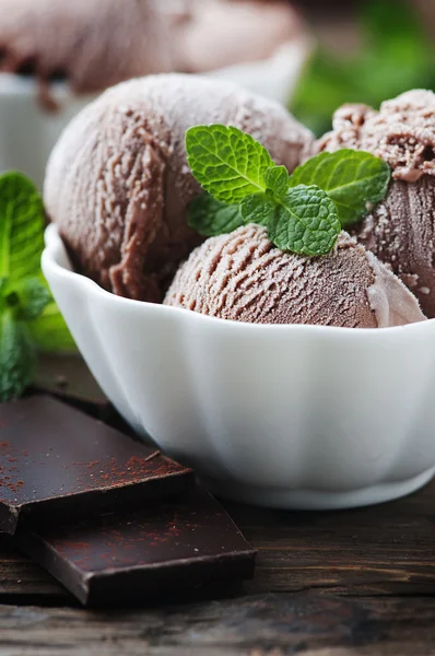Шоколадное мороженое с мятой — стоковое фото