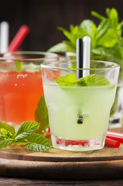 Alkoholcocktails mit Rum und Minze — Stockfoto