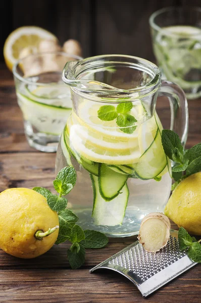 Healthy cocktail with lemons and cucumber — Stock Photo, Image