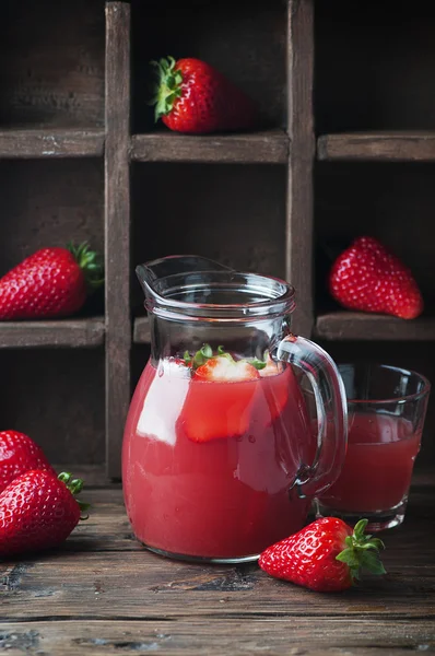 Tatlı taze çilek suyu