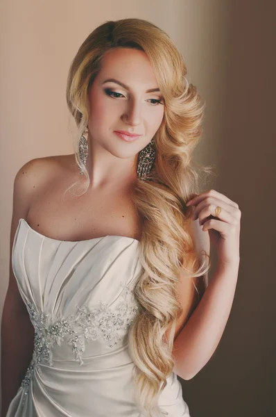 Schöne blonde Braut — Stockfoto