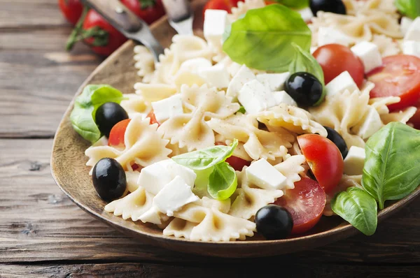 Итальянский салат с макаронами и моцареллой — стоковое фото
