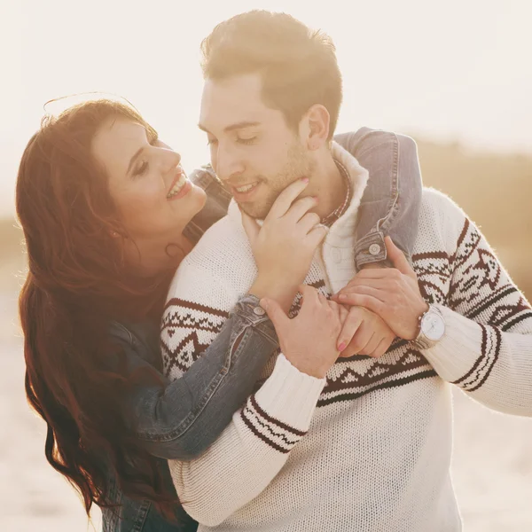 Charmant jeune couple sur la plage — Photo