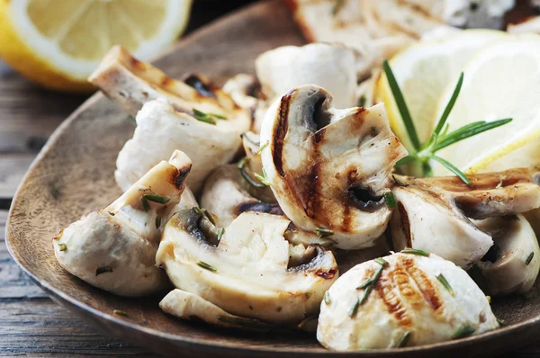 Limon ve biberiye ile ızgara mantar