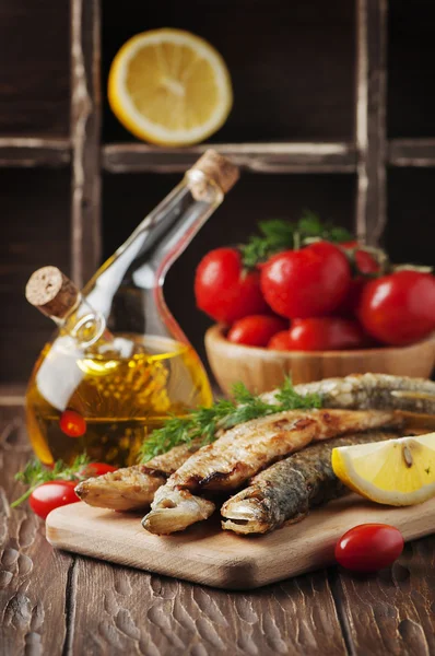 Pescado olía en mesa de madera — Foto de Stock