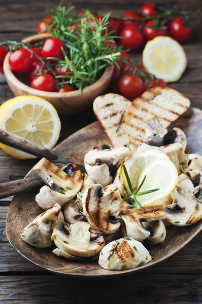 Setas a la parrilla con limón y romero — Foto de Stock