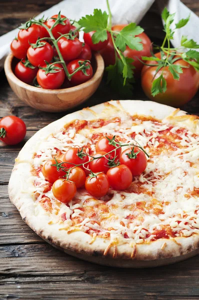 Домашняя пицца Маргарита — стоковое фото
