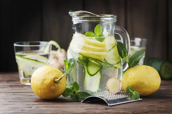 Su Sassy limon ve salatalık ile 