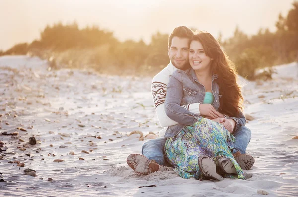 Adorável jovem casal na praia — Fotografia de Stock