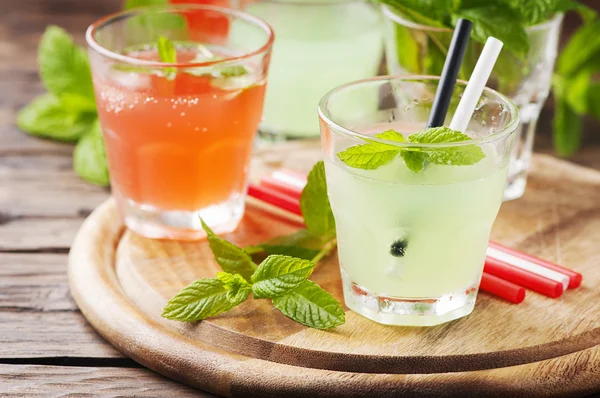 Cocktails mit Rum und Minze — Stockfoto
