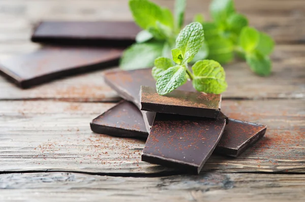 Chocolate negro con menta —  Fotos de Stock