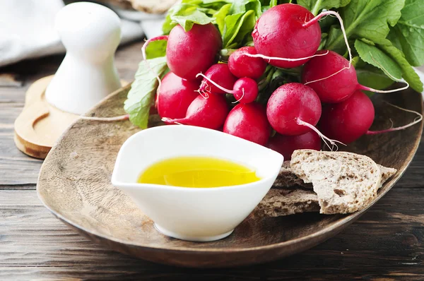 Radishes with olive oil and bread — Stock Photo, Image