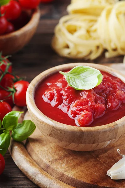 Sauce mit Tomaten und Basilikum — Stockfoto