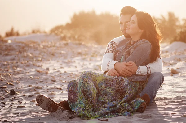 Adorável jovem casal na praia — Fotografia de Stock