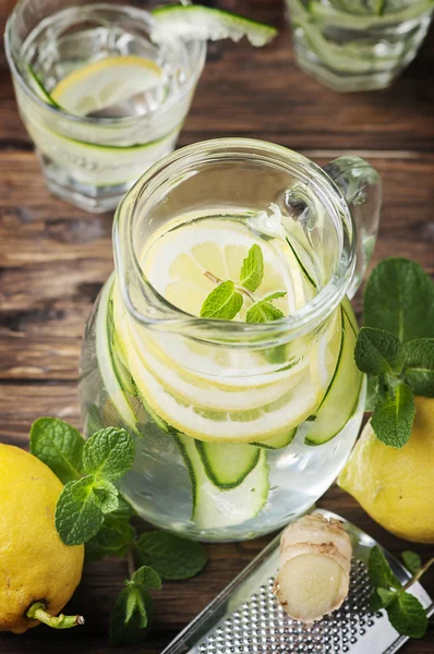 Healthy cocktail with lemons and cucumber — Stock Photo, Image