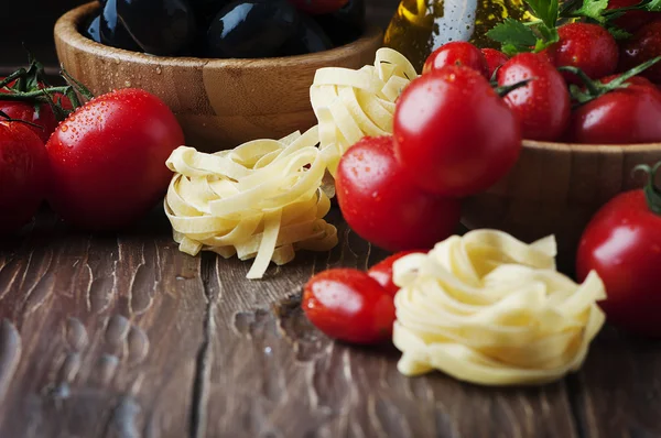 Spaghetti italiani con pomodori maturi — Foto Stock