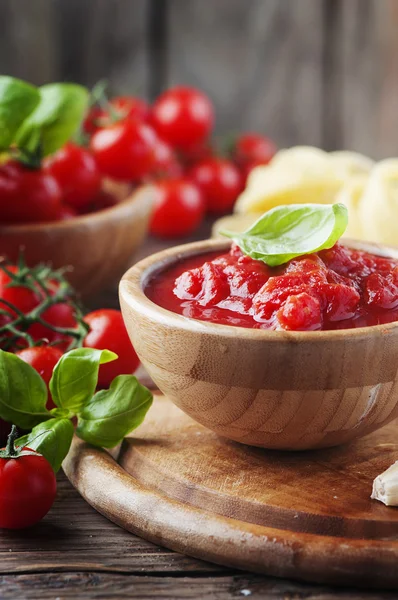 Італійський соус з помідорами та базиліком — стокове фото