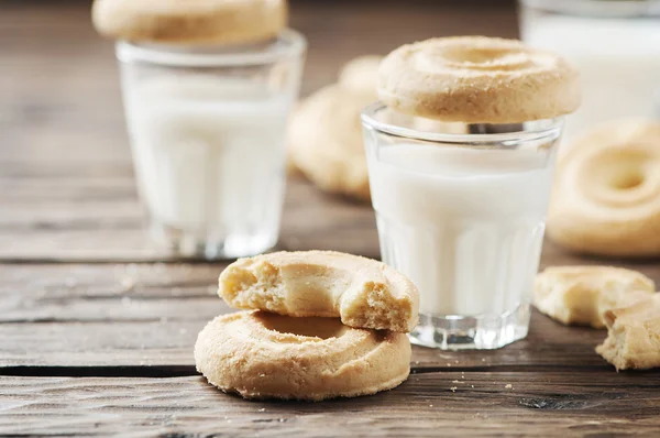 Sweet cookies and milk — Stock Photo, Image