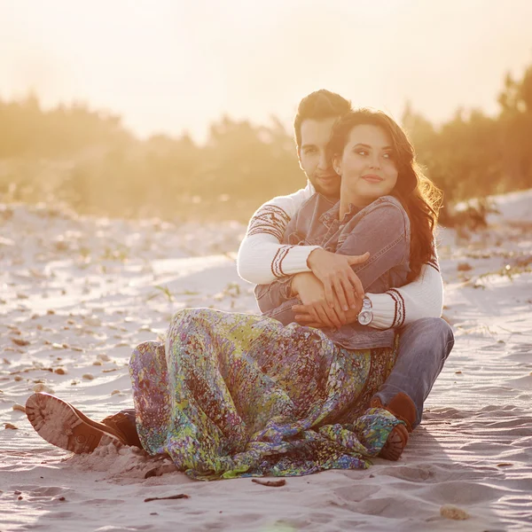 Charmant jeune couple sur la plage — Photo