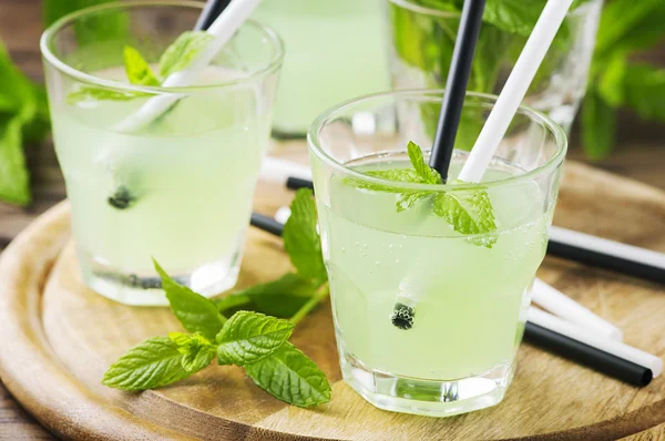Cocktail mit Minze und Eis — Stockfoto